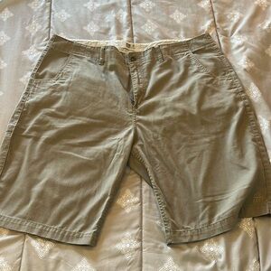 Reef Khakis Mens shorts Size 40 Inseam 11in